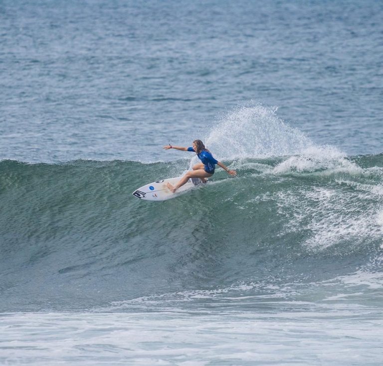 Beatriz surfing in ISA WORLD Juniors in El Salvador - photo by Pablo Franco Studio @pablofrancostudio