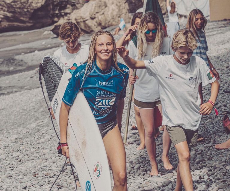 Beatriz with her team during ISA World Juniors in El Salvador - Photo by Pablo Franco Studio