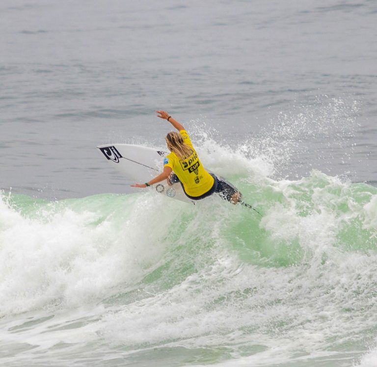 Beatriz surf competing  – Photo by Caparica Waves