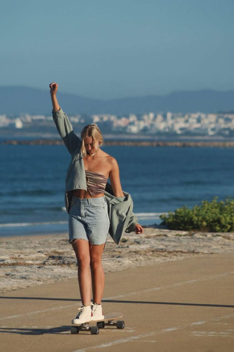 beatriz-carvalho-surfer-curfboard-surfskate