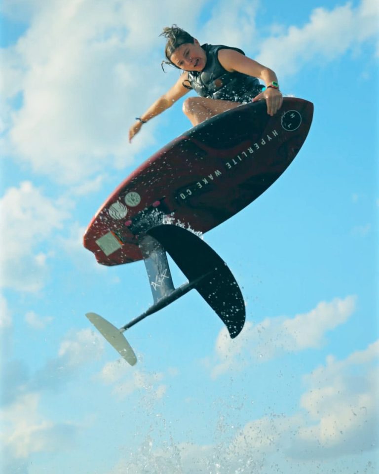 curfboard-team-rider-ansley-foiling